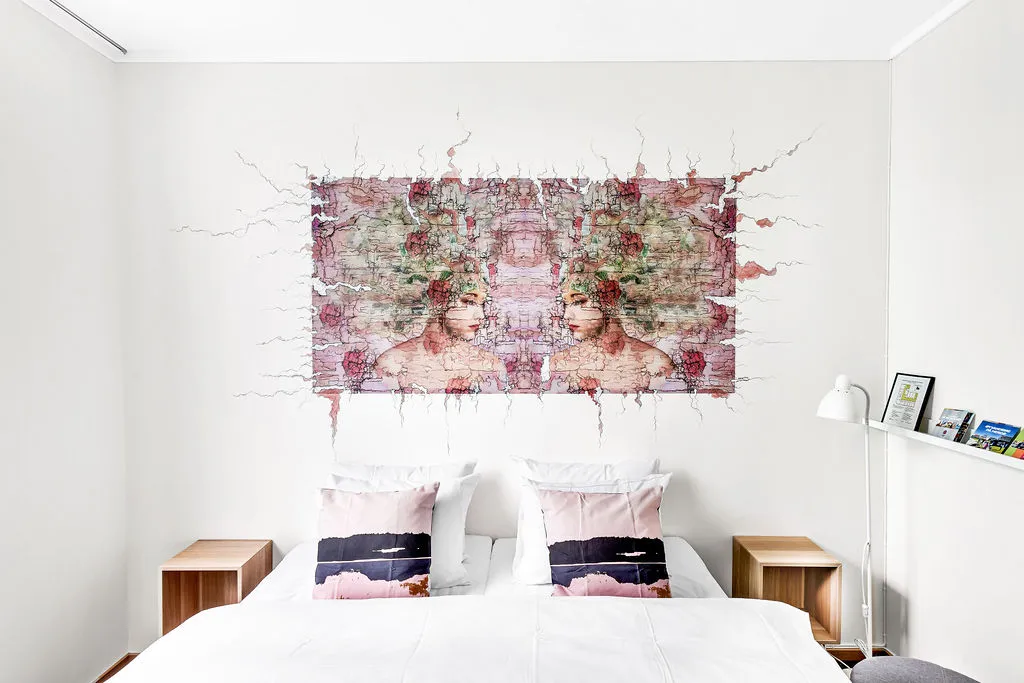 Standard-rom med kunst på veggen bak sengen