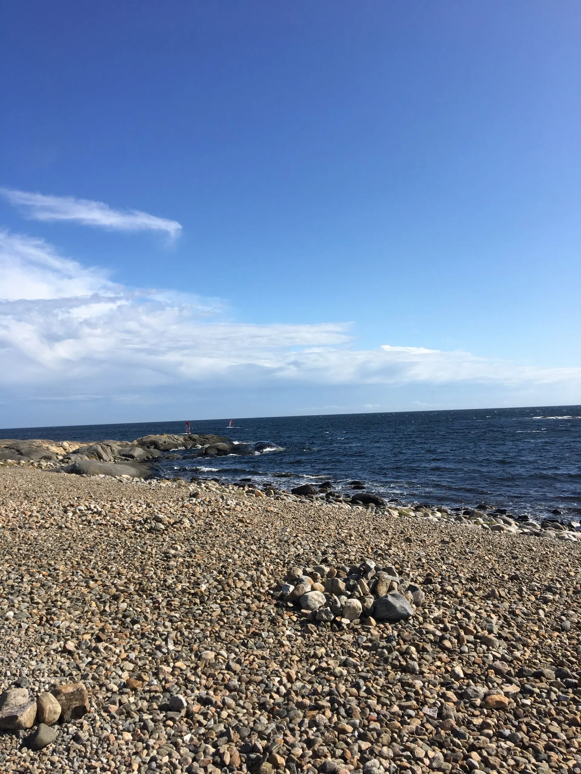 A pebble beach and smooth rocks in Raet National Park